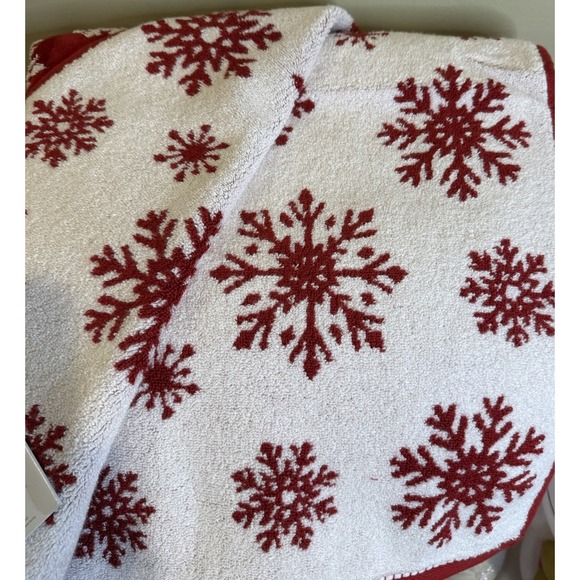 Caro 6 Pc Holiday Christmas Red & White Snowflake Reversible Bath Towels Set - Picture 4 of 4